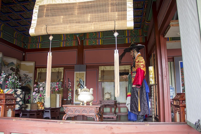 Восковые куклы в традиционной одежде изображают короля Чонджо